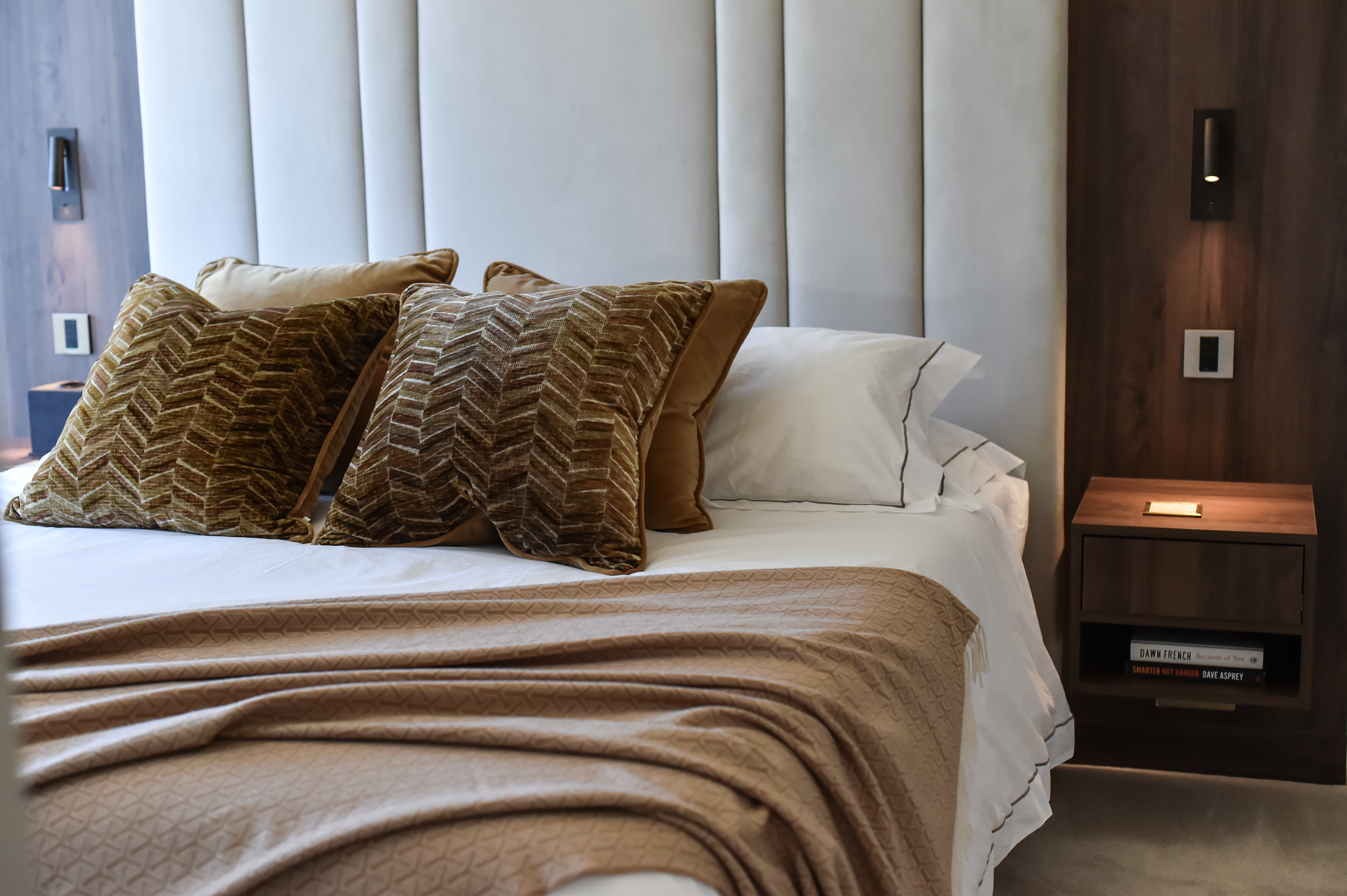 A neutral and warm colour scheme