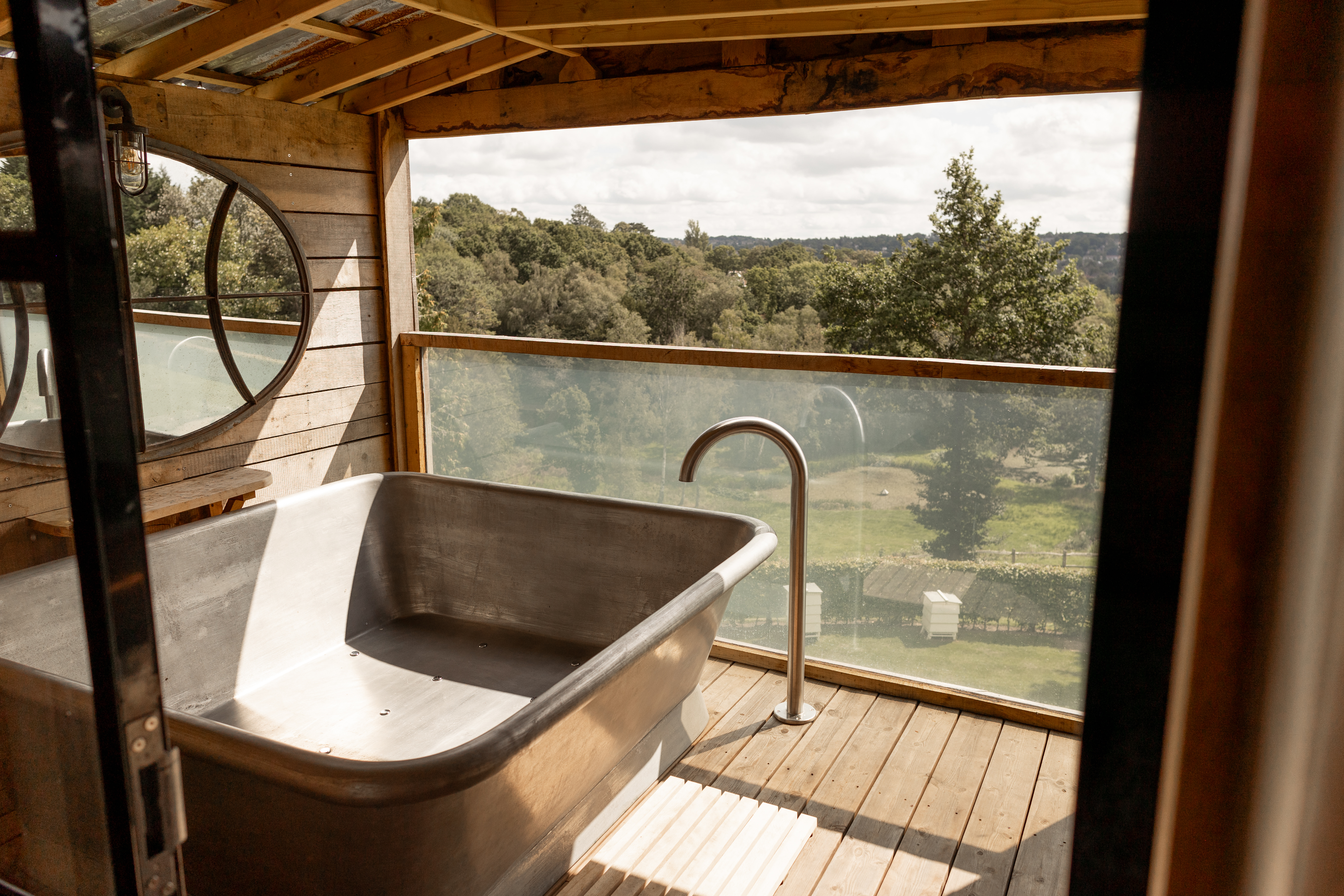 electrolytic glass with sheltered outdoor zinc jacuzzi bath