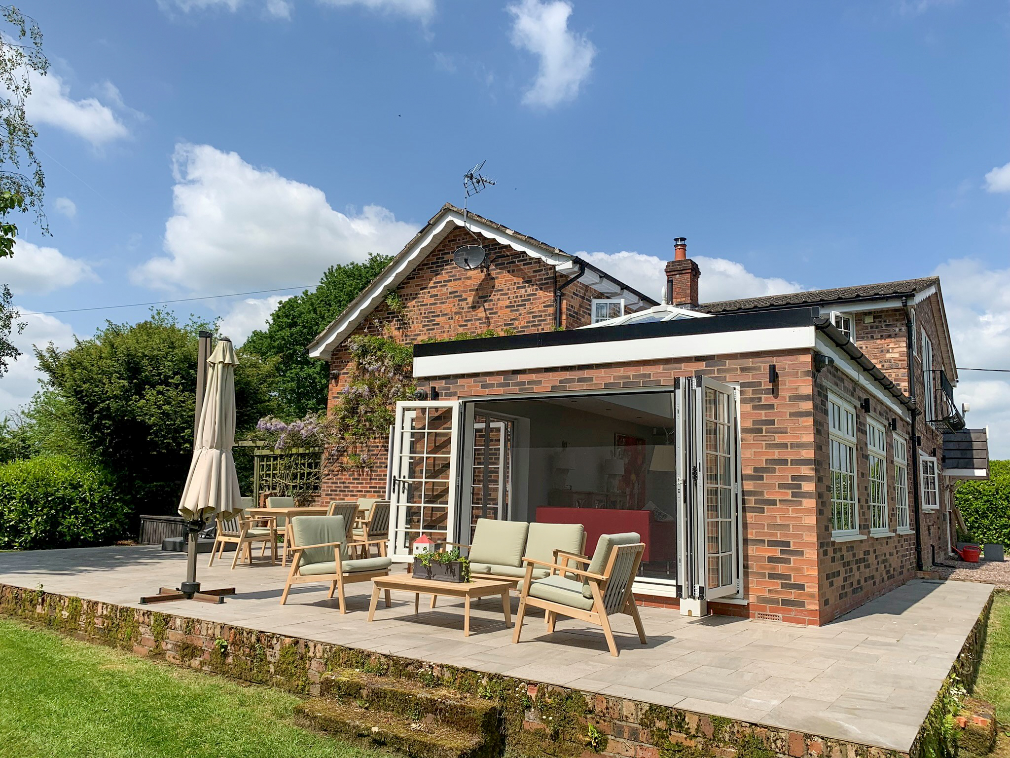 Phantom Screens’ low-profile design complementing the contemporary architecture of the Cheshire countryside home