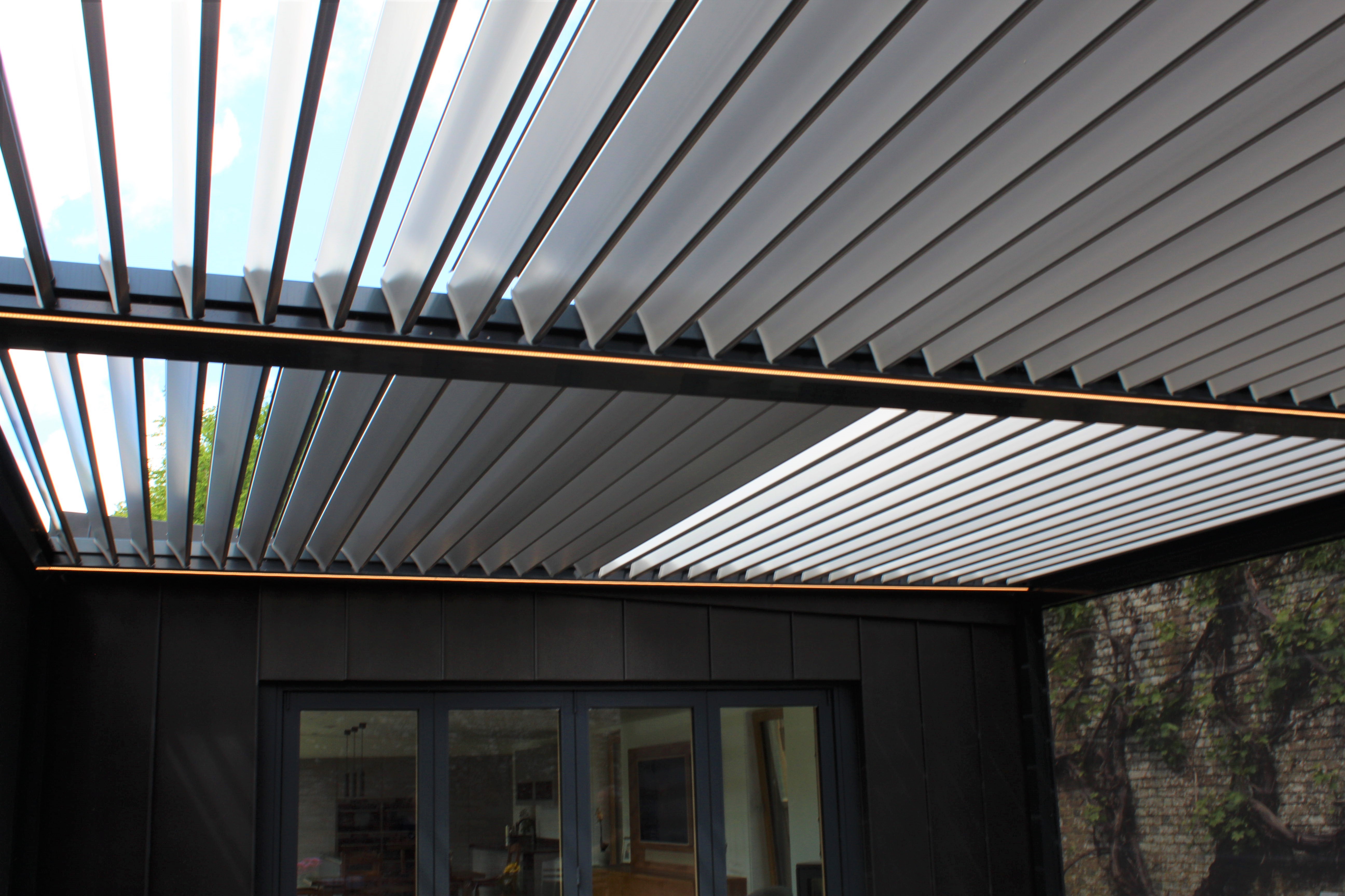 Automated roof allowing light or shade at the touch of a button