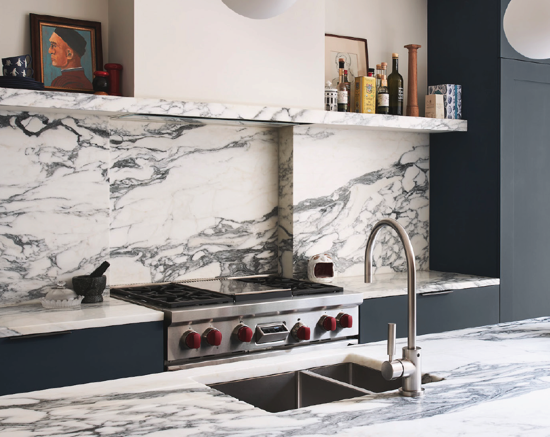 Kitchen hob with marble splashback