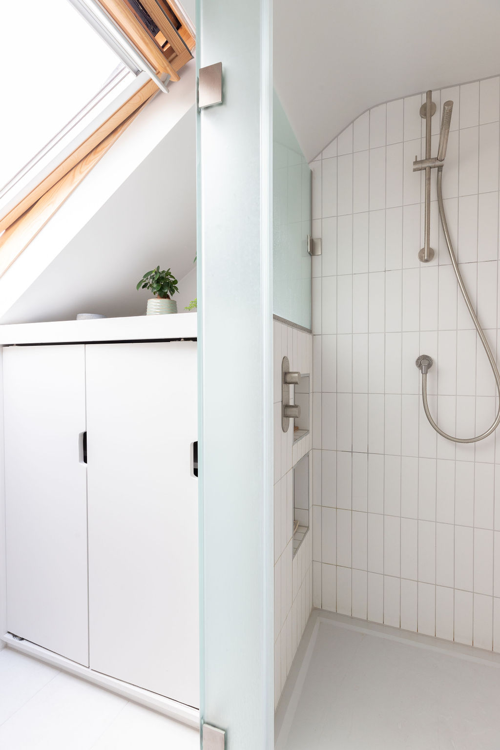 Modern white shower with joinery