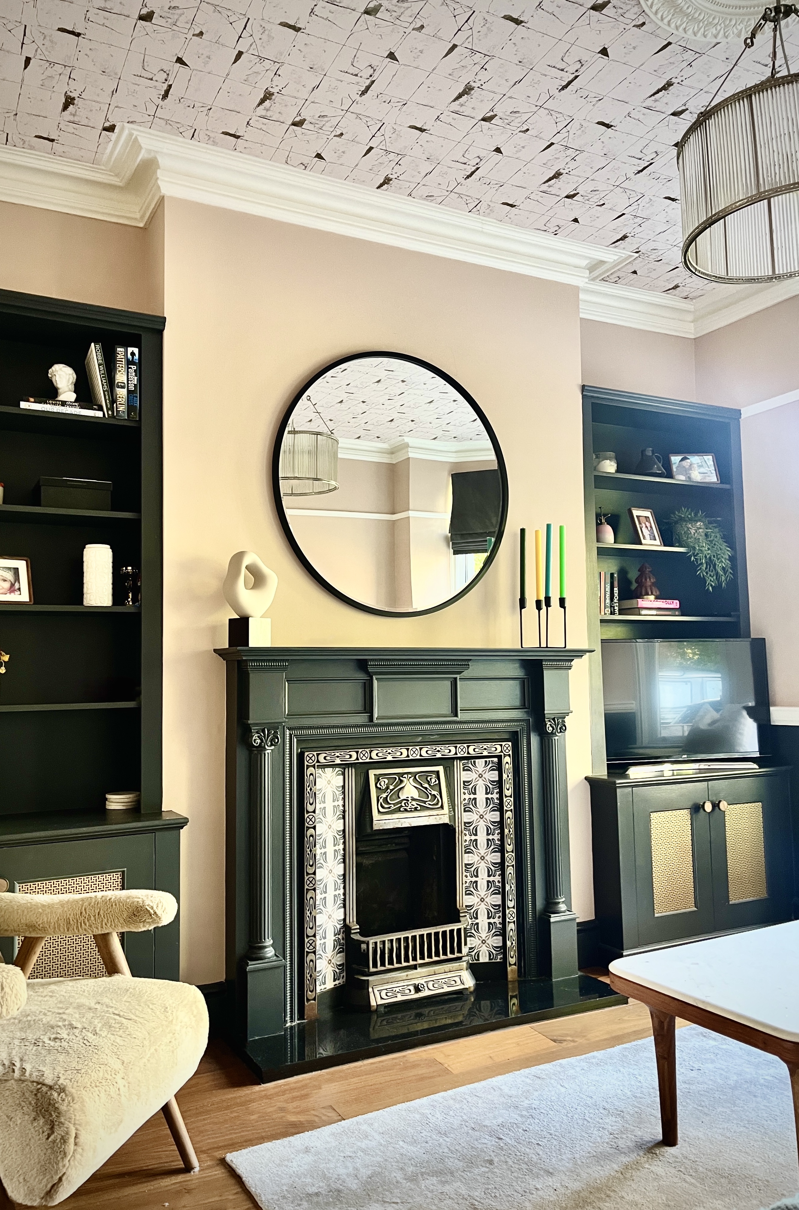 living room, lounge, tv room, wallpapered ceiling, family room