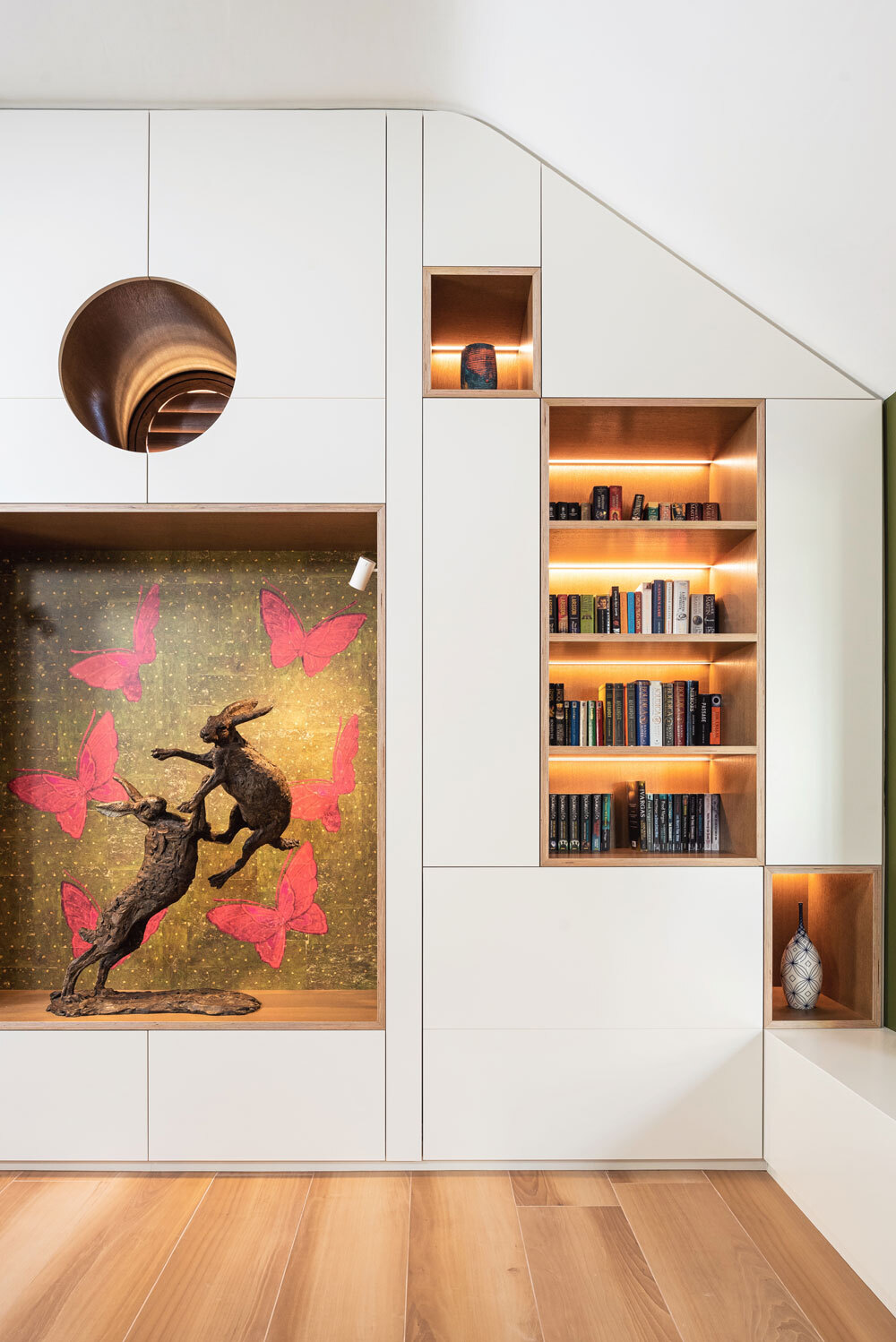 Cupboard unit with exposed shelf