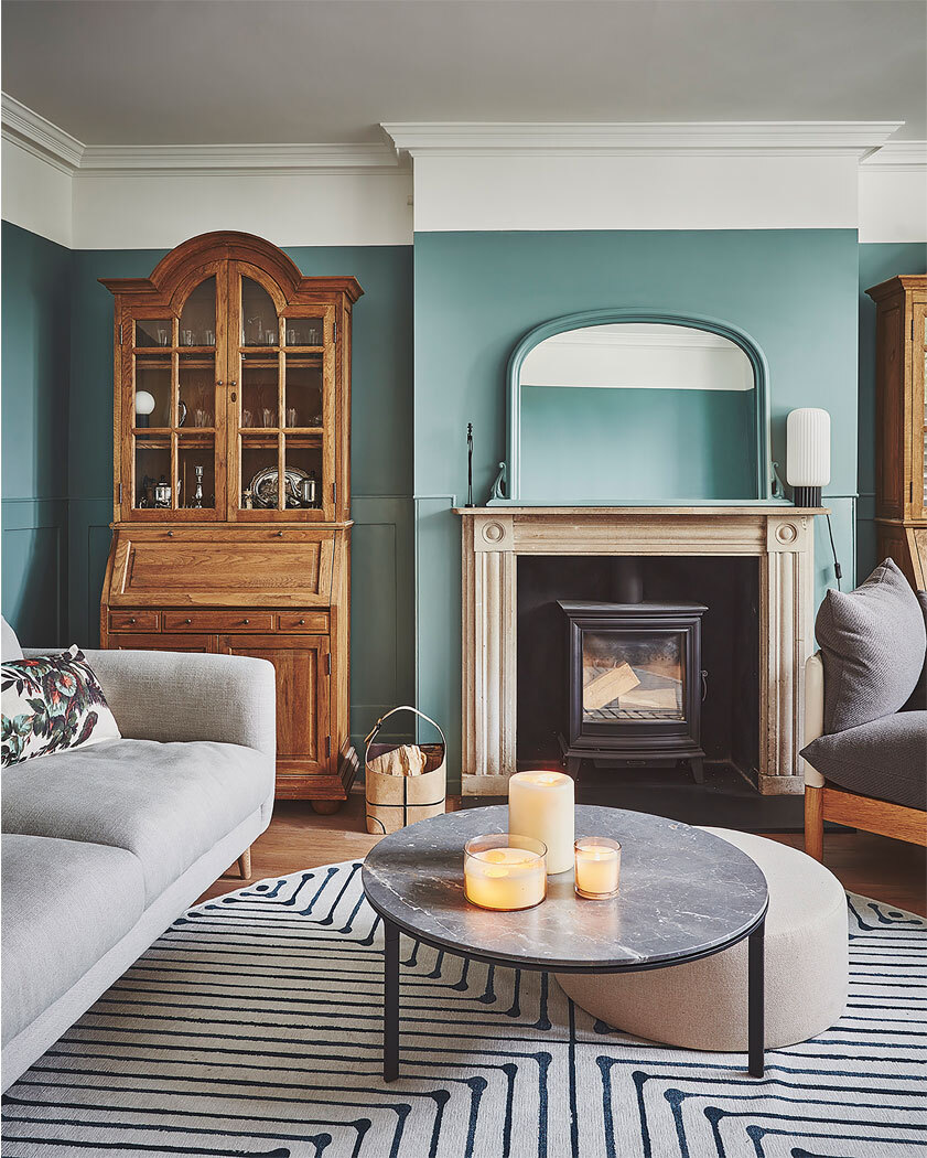 Living room with fireplace 