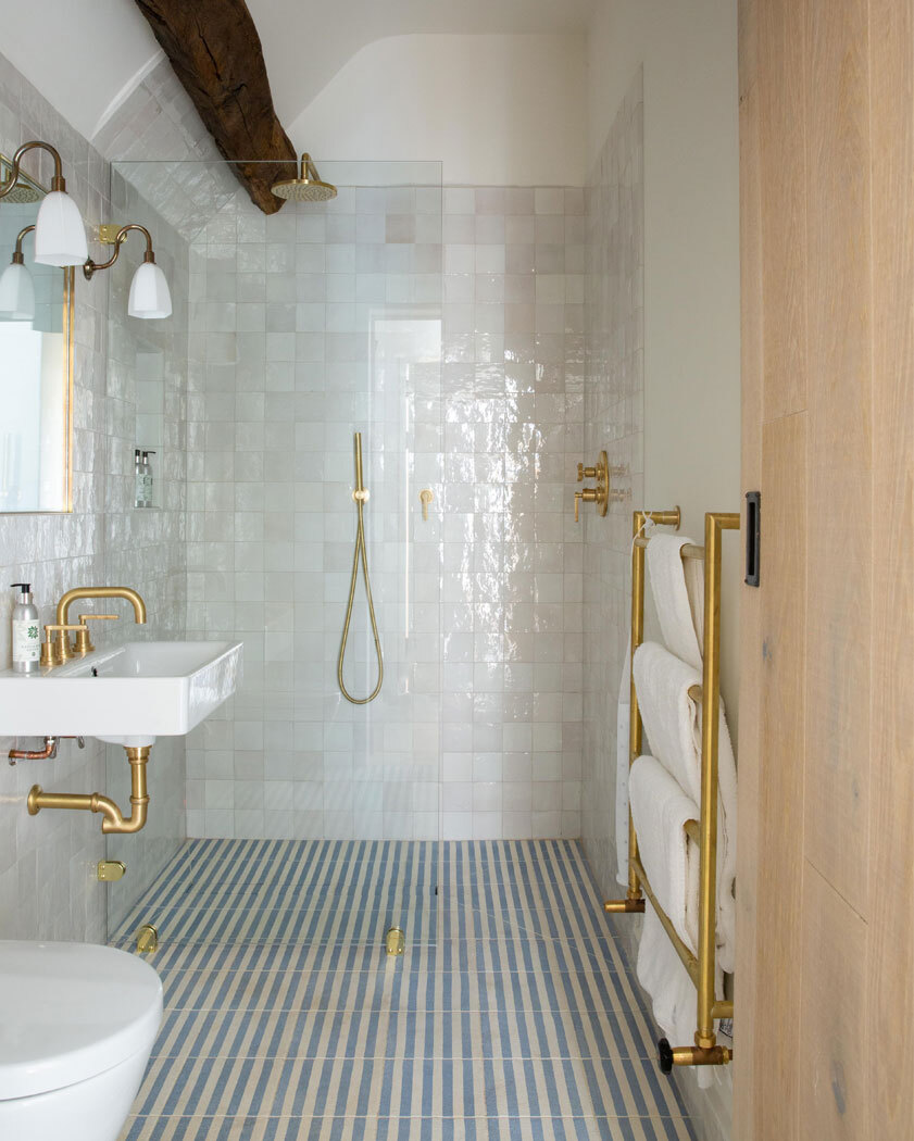 Showeroom with toilet and sink