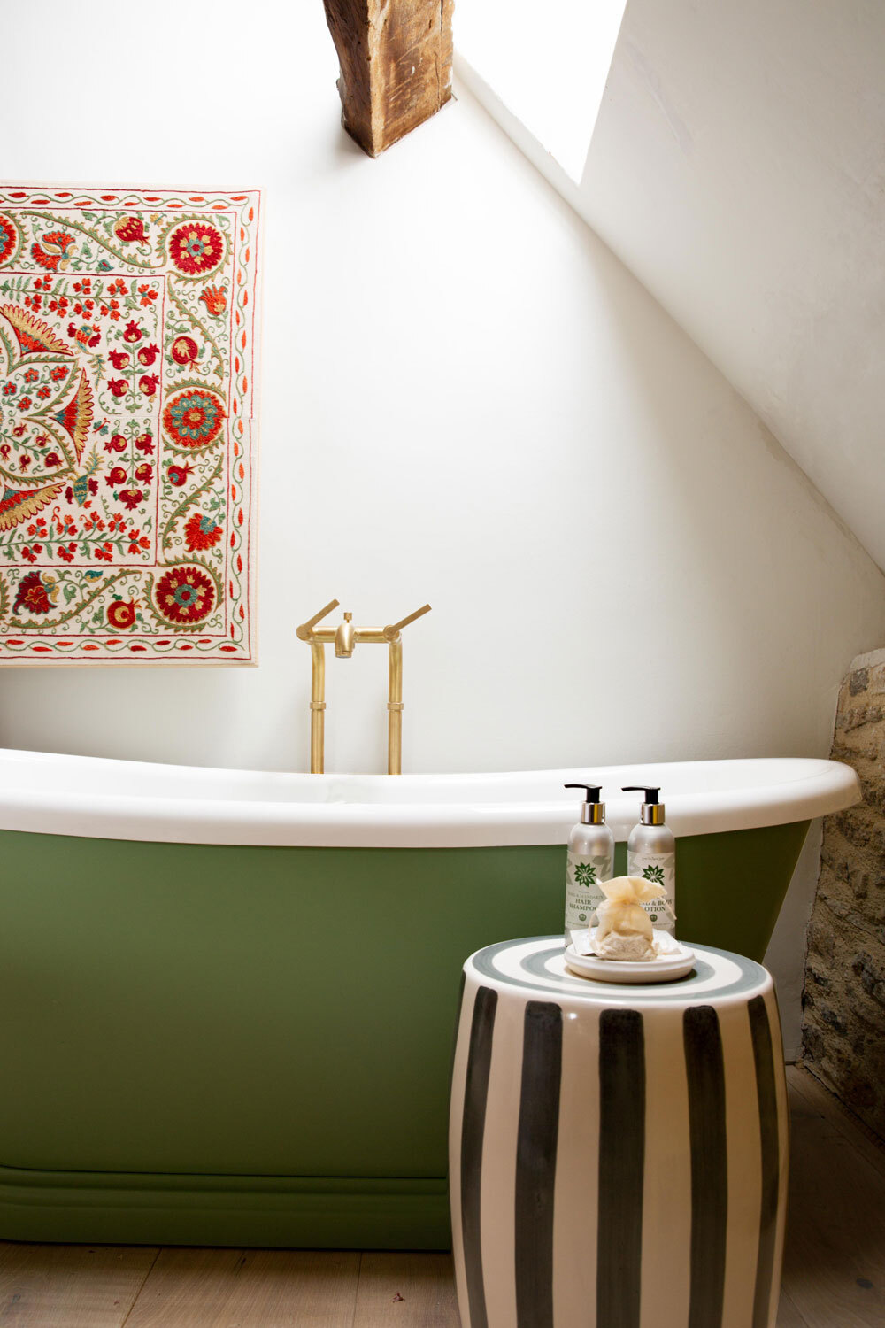 Freestanding bath with sidetable