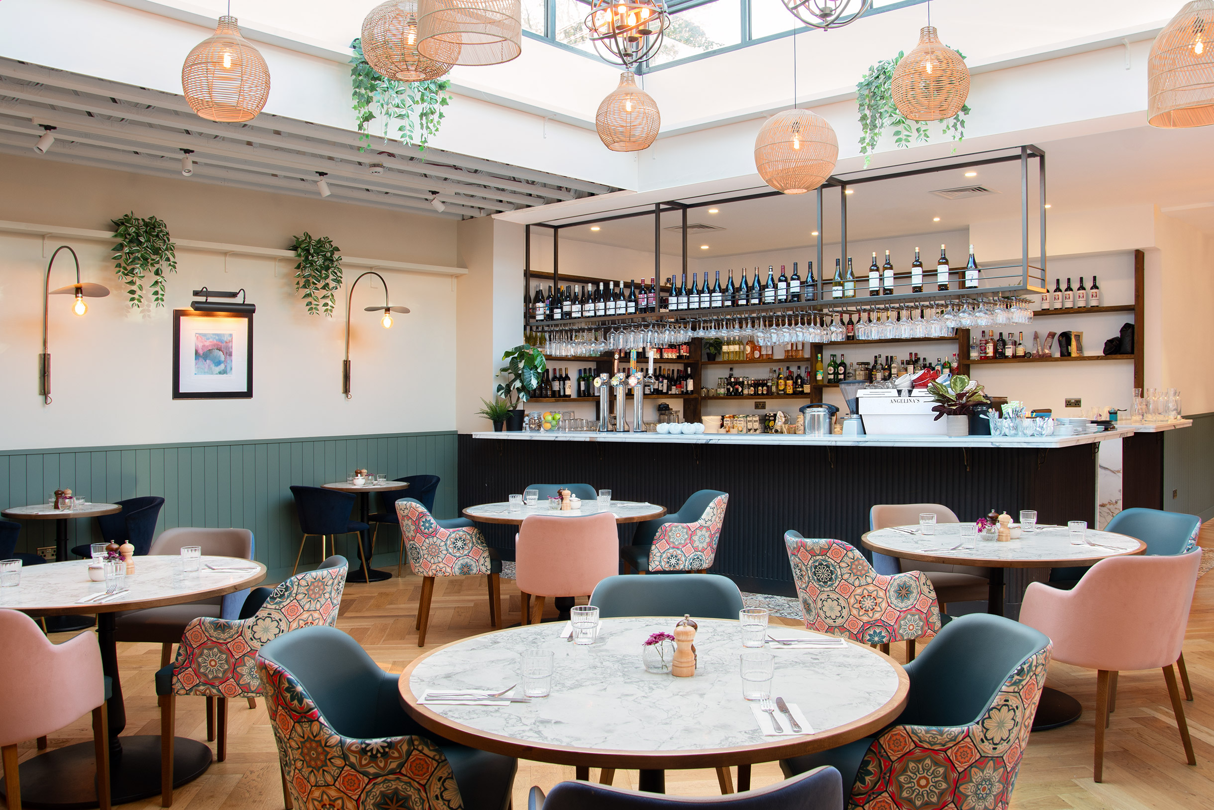 Image of the main bar at Angelina's