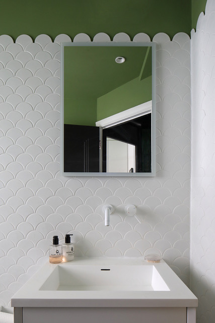 Bathroom with Art Deco scalloped tiles