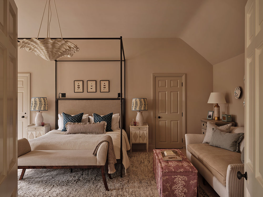 Four poster bedroom