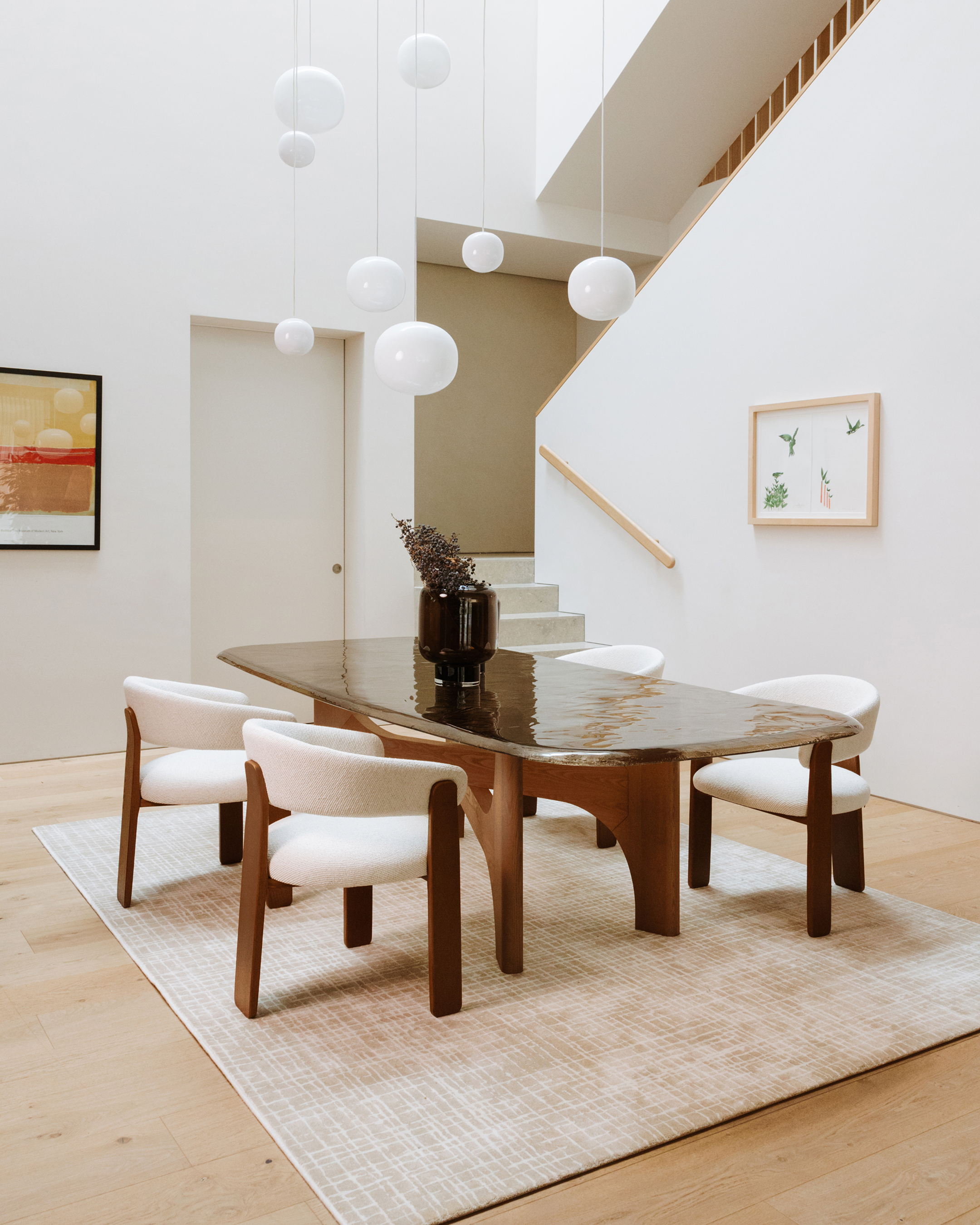 Nogu is built around a dynamic composition of overlapping volumes. The geometric base interacts with glass or ceramic tops, enhancing textures and details. The result is a striking yet balanced table, able to bring character to the space with elegance.
