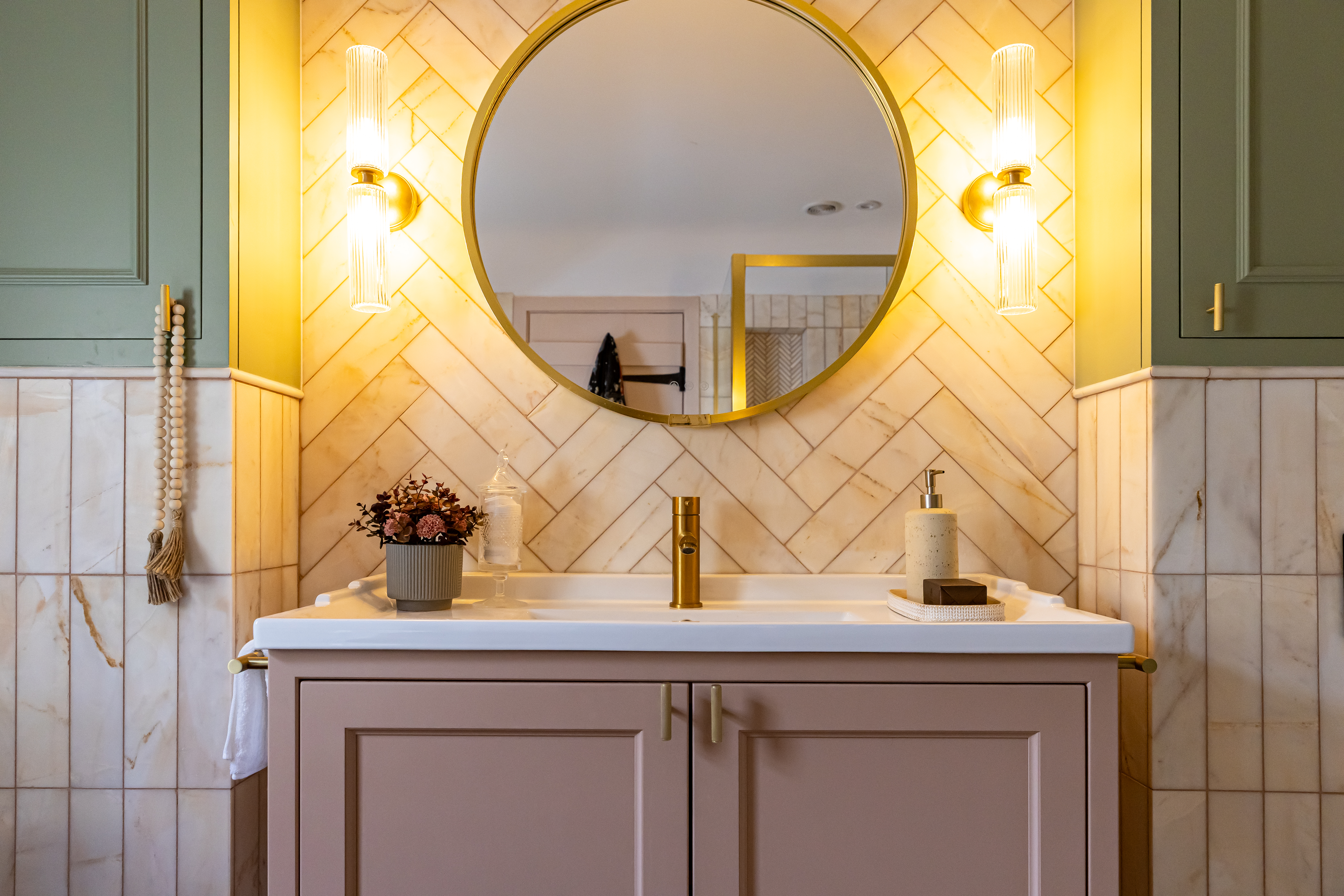 Custom painted vanity unit in the en-suite