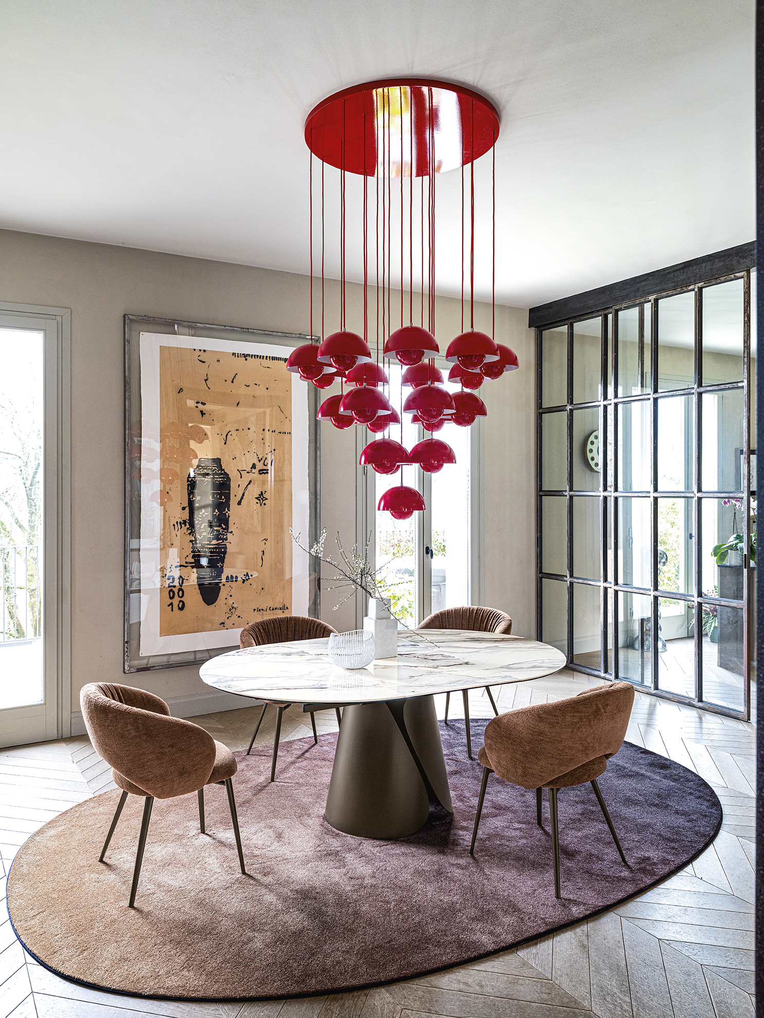 Tango combines lightness and movement in a continuous balance. The curved sheet-metal base creates soft lines that meet naturally. An elegant and versatile table, designed for dynamic spaces seeking presence without compromising functionality.